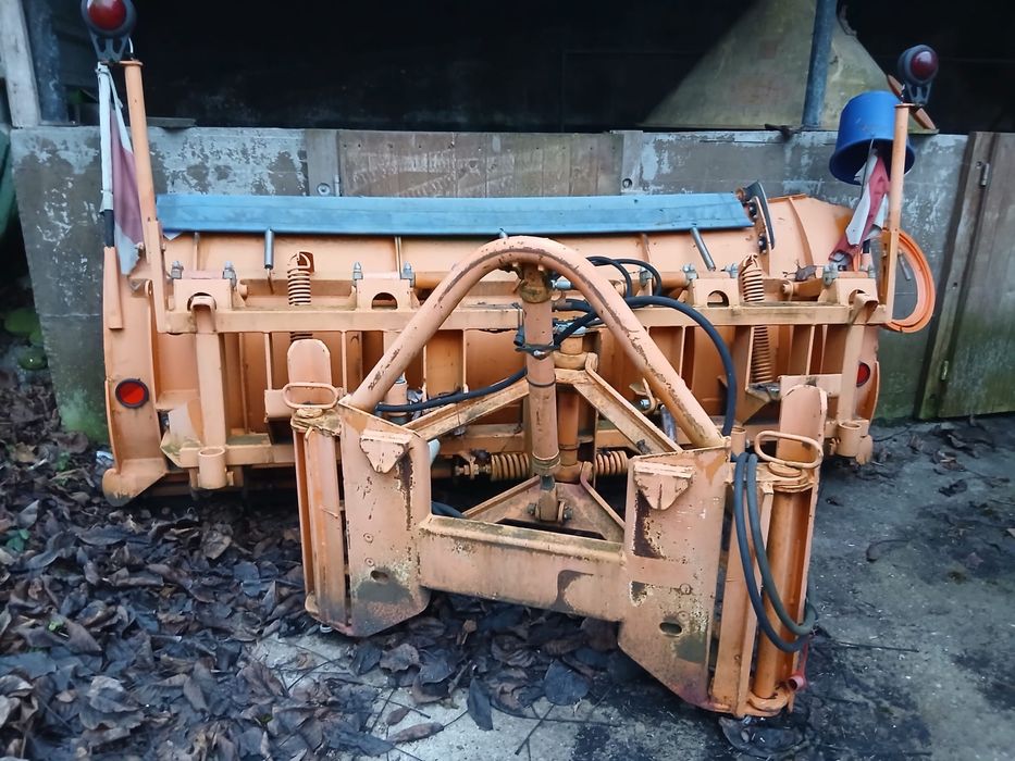 Lamă înpins zăpada