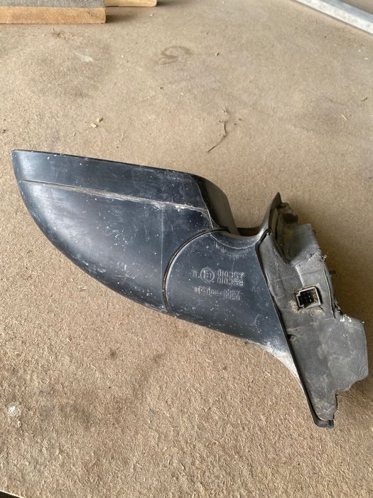 Левое боковое зеркало