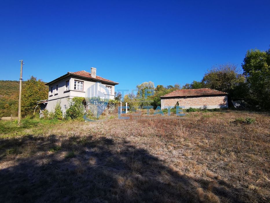 Двуетажна къща с голям двор в село Соколово, област Габрово