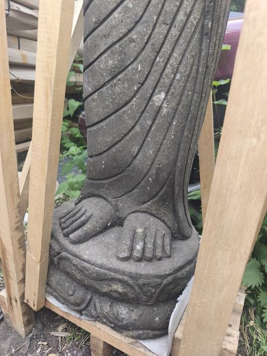 standing buddha statuie