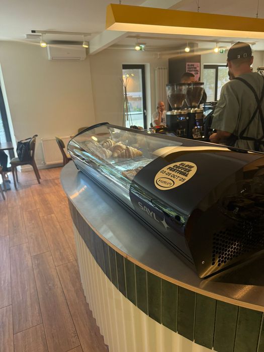 Vitrină SAYL cafenea/patiserie-ca nouă, funcționează impecabil