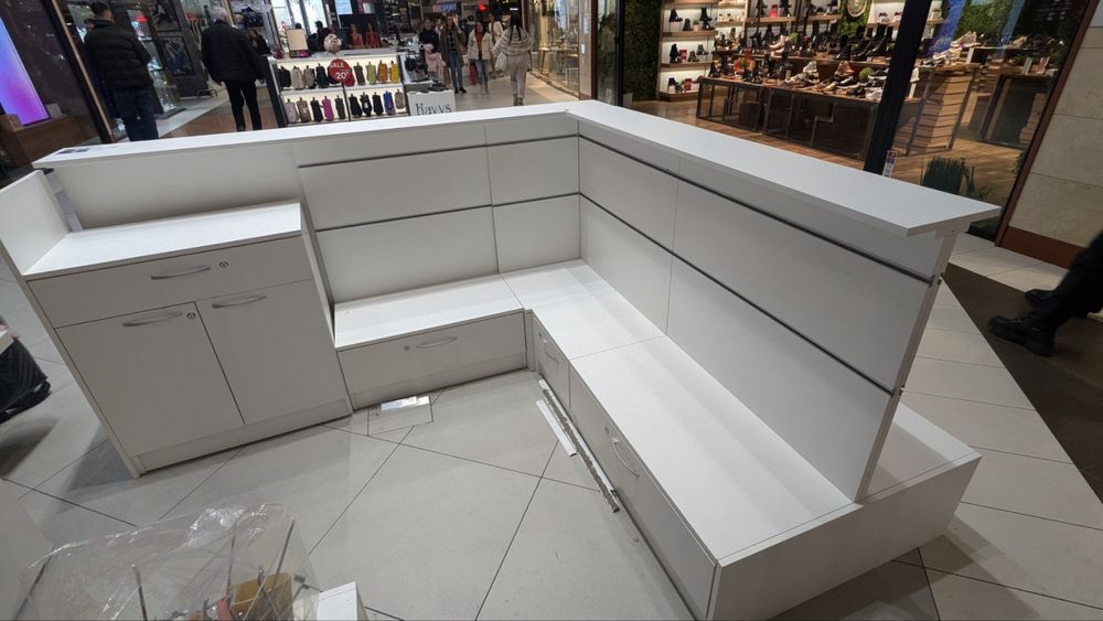 Продавам търговски щандове за мол