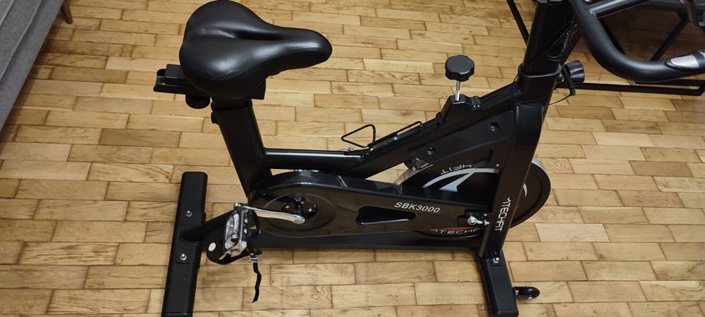 Vând bicicletă indoor, de spinning magnetică - TECHFIT SBK3000