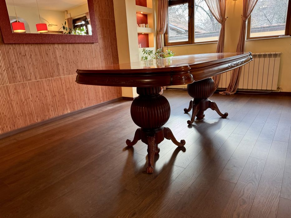 Продавам класическа трапезна маса с 8 стола - масив