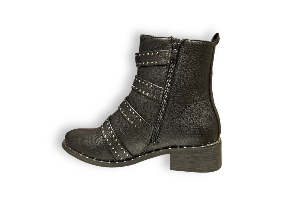 Дамски боти в черно и бяло с катарами