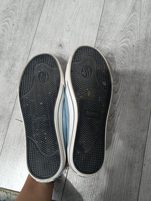 Adidași Dockers.