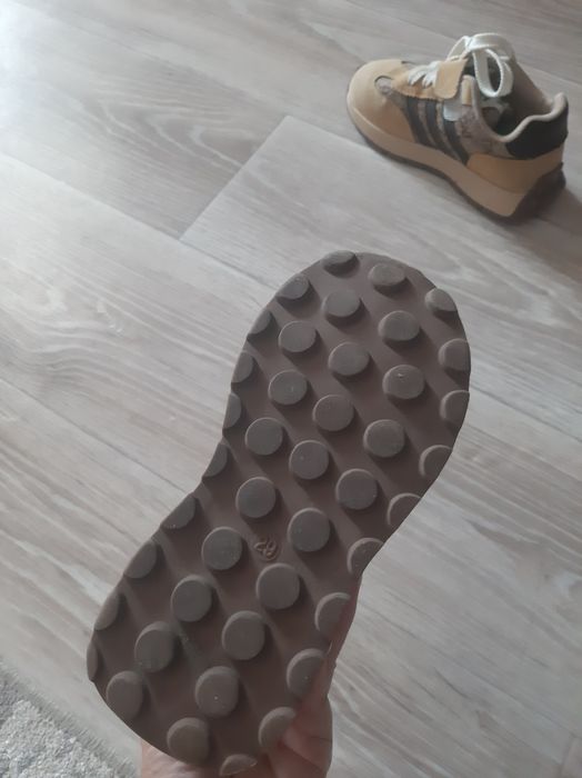 Продам кроссовки на девочку