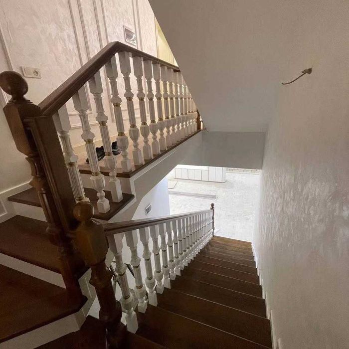 Установка реставрация деревянных лестниц дверей мебели тапчанов