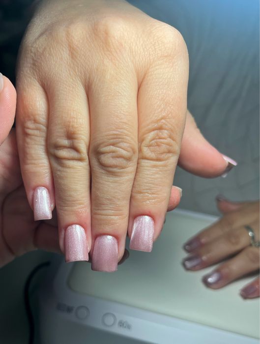 Требуется модель на маникюр