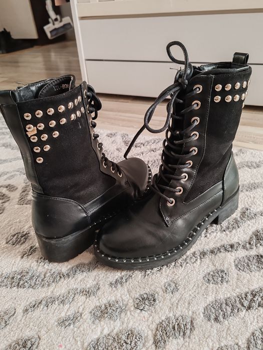 Bocanci negre in stare impecabilă