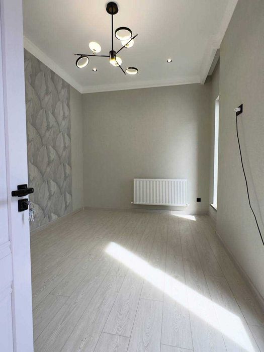 Уч кахрамон постидан 7 км Хожи ота  2 сотих 4 хона + холл Евроремонт