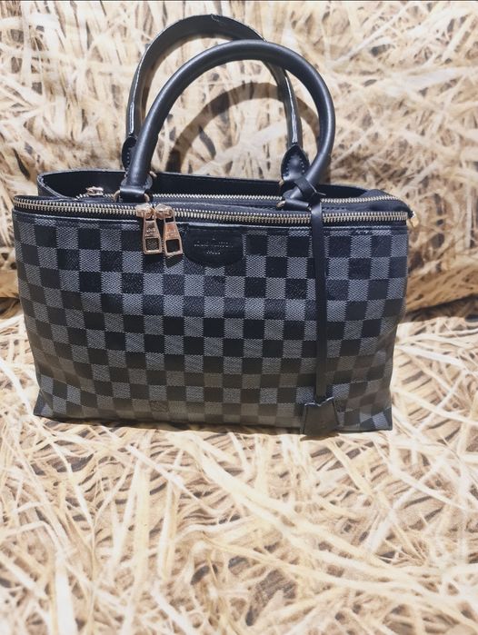 Луксозна дамска чанта Louis Vuitton от качествена изкуствена кожа.Нова