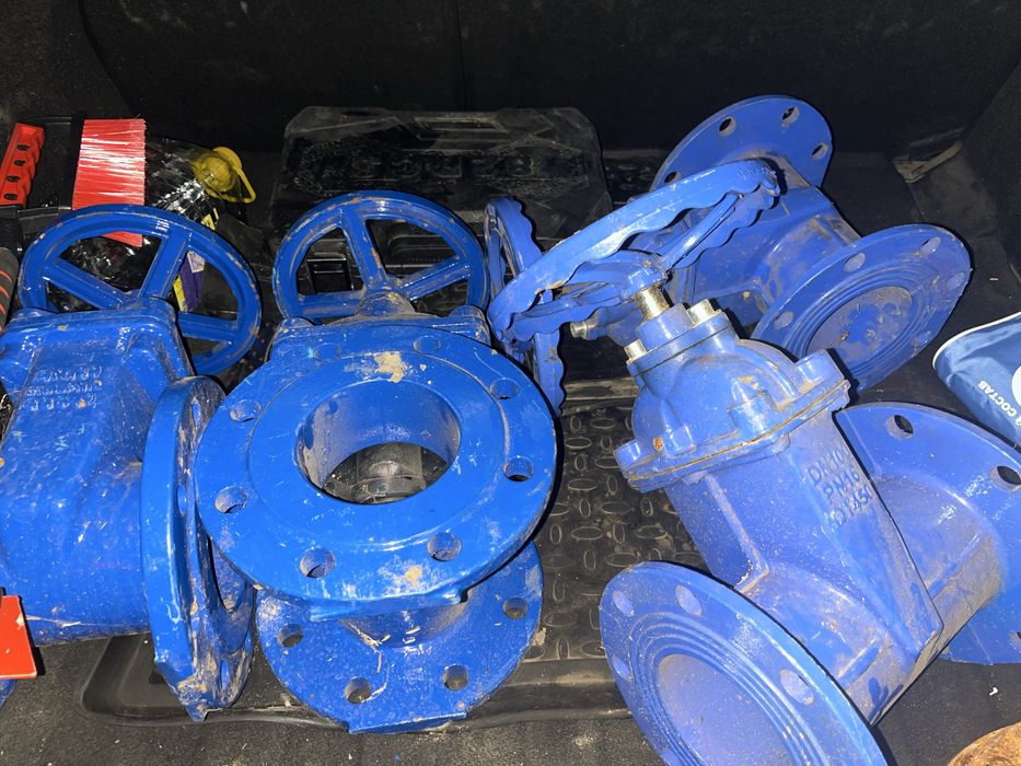 Продам задвижок, флянцев и седло