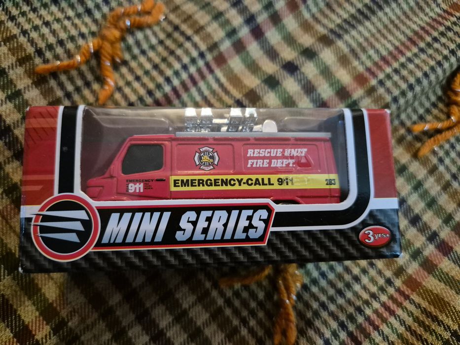 Set 4 mașinuțe noi, 2 din metal