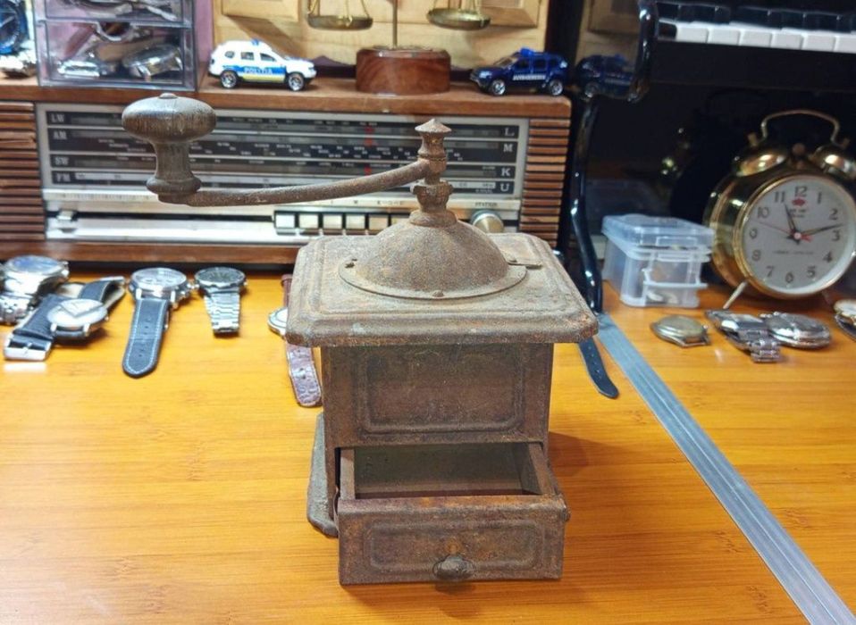 Râșniță veche pentru măcinat,anii 1900, încă funcționează