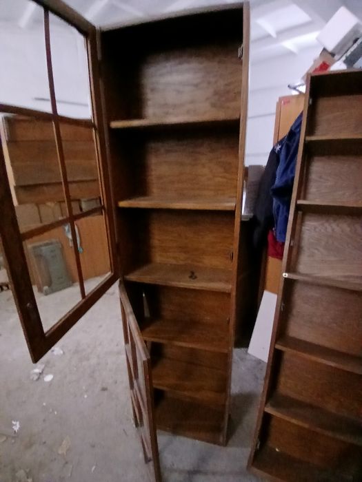 Vand mobilă veche din lemn, în stare bună.