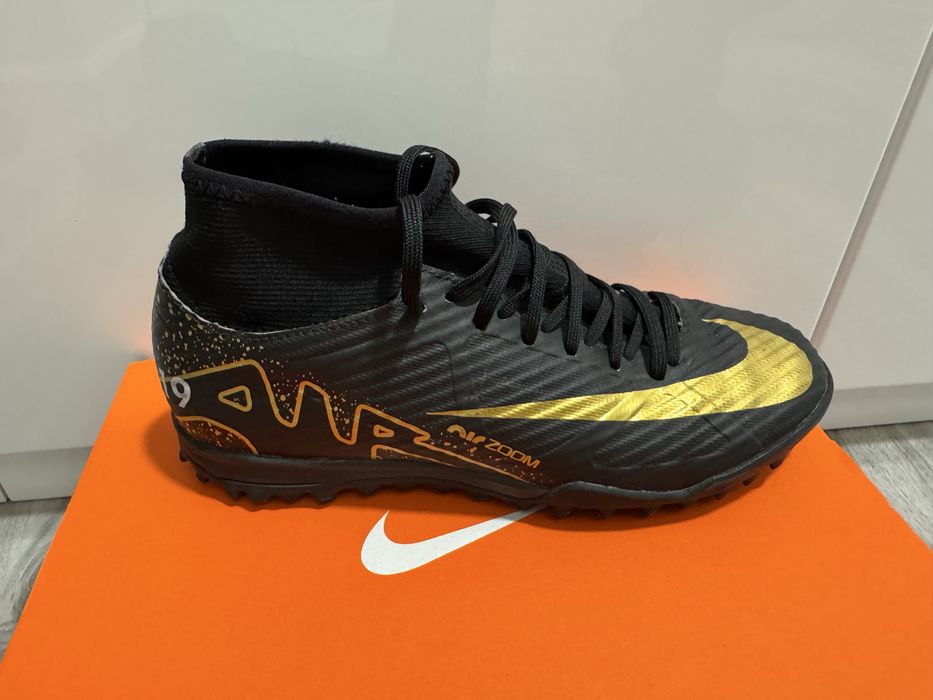 Детски футболни бутонки и стоножки Nike и Mizuno