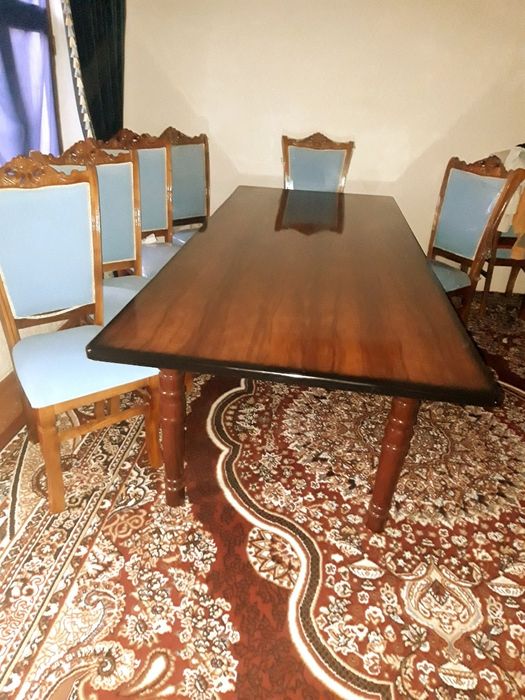 10 kishilik stol stul pul zarilligi uchun sotilyapti yangidey tuript.