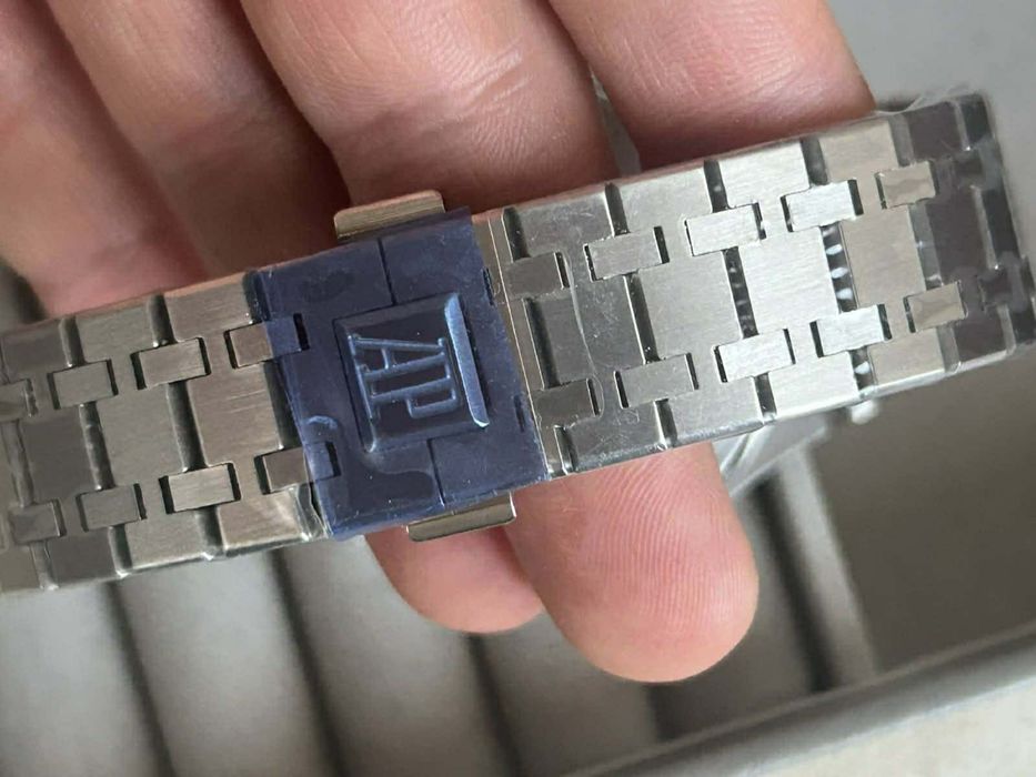 Здравейте продавам тези красиви и стилни часовници