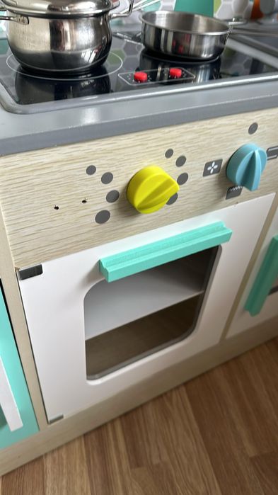 Детская игрушечная кухня