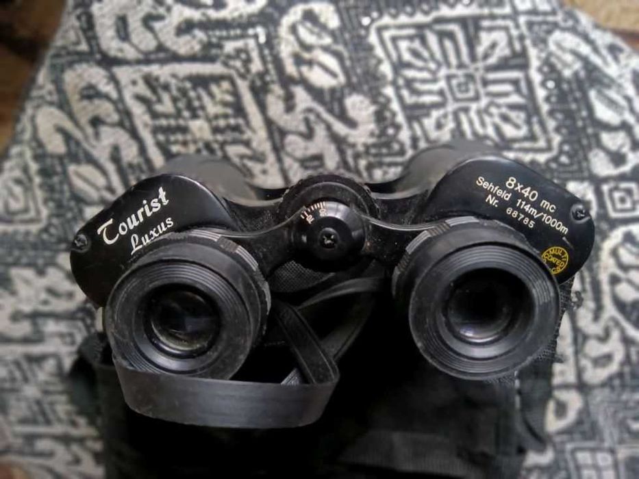 Висококачествен бинокъл в калъф, може да се добави статив