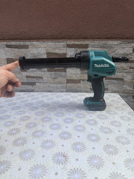 Акумулаторен пистолет за силикон MAKITA DCG180Z