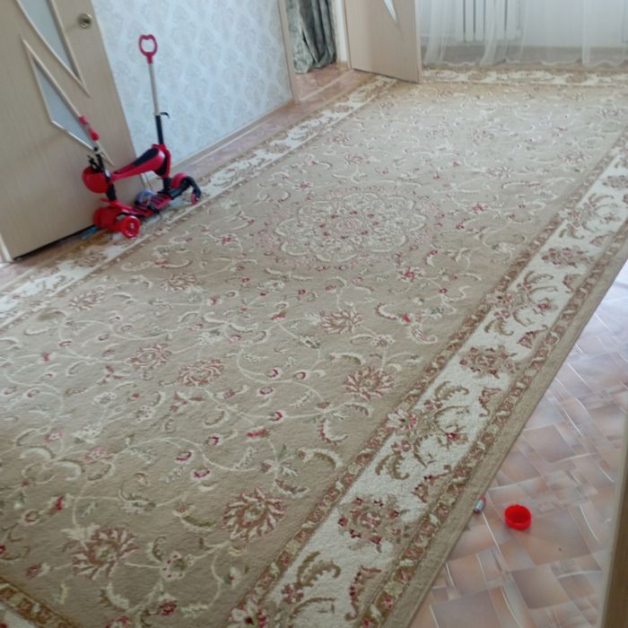 Продам ковер светлого цвета