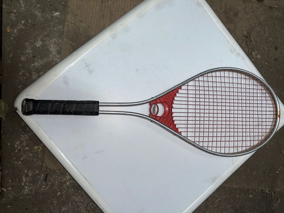 Ракета за тенис на корт