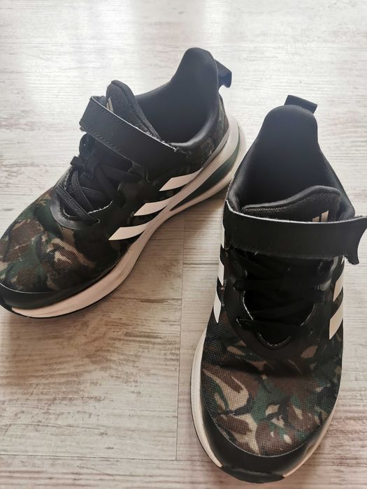 Продавам детски маратонки Адидас