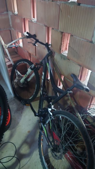 Bicicleta full suspensie dar joaca roata spate