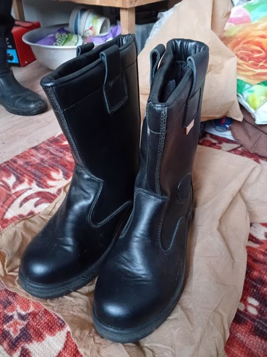 Кожаные ботинки , былғары бәтеңкелер