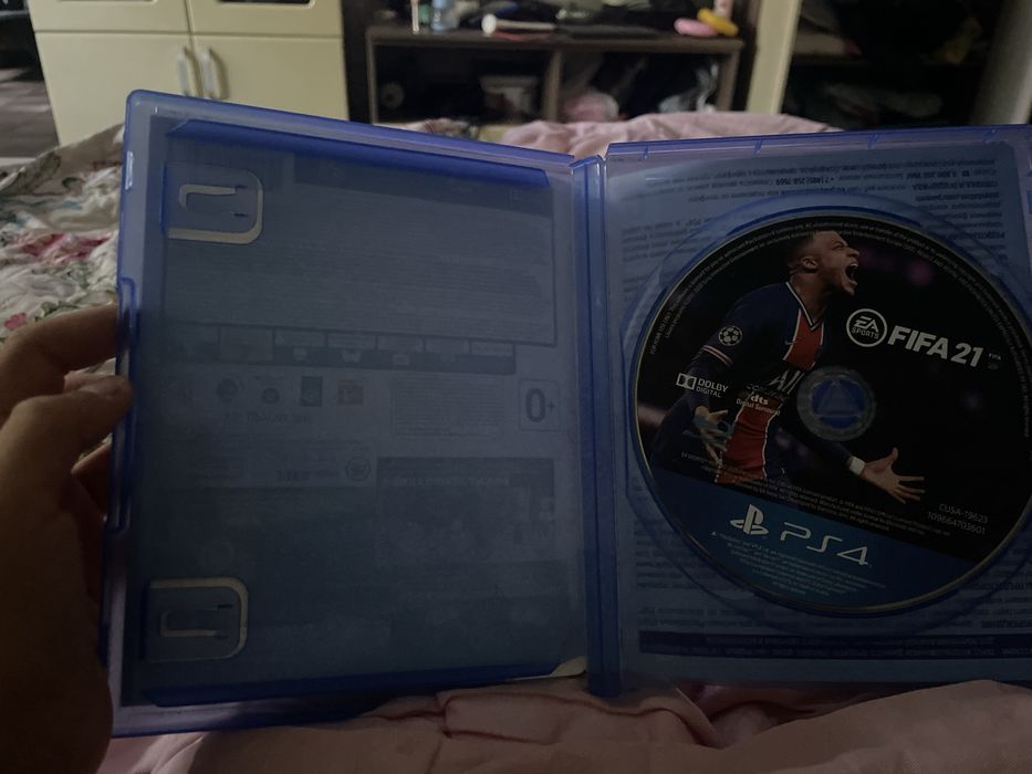 Диск игры FIFA 21 на PlayStation 4