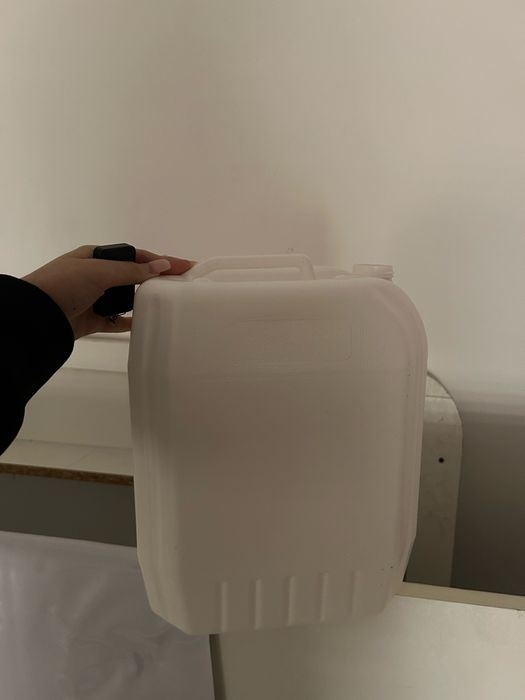 Продаются 10 литровые канистры