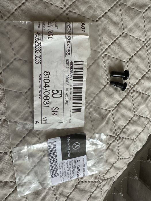 Нит за горните кори на на багажника на Мерцедес W211