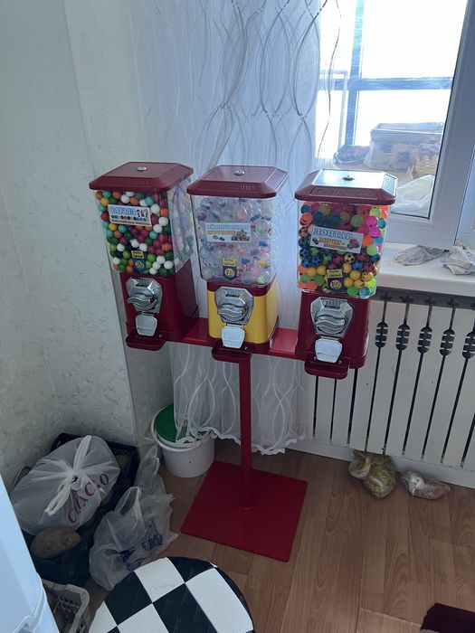 Вендинговый аппарат жвачки и игрушки