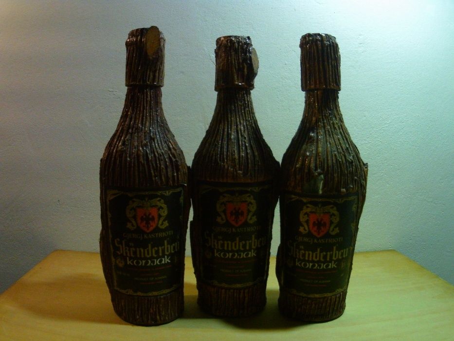 Decoratiuni vitrina bar , sticle vechi de colectie