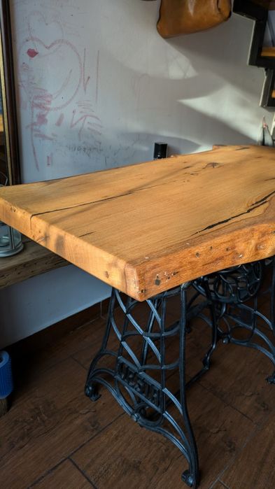 Masă din Stejar Masiv cu Picioare de Fontă Vesta – Piesă Unicat,