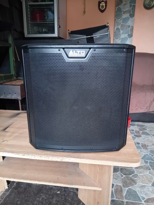 Vindem bass Alto 1250 W  activ,adică cu amplificare în el