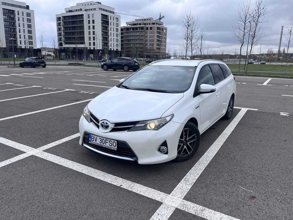 Toyota Auris Hybrid Gpl 2015 alb perlat