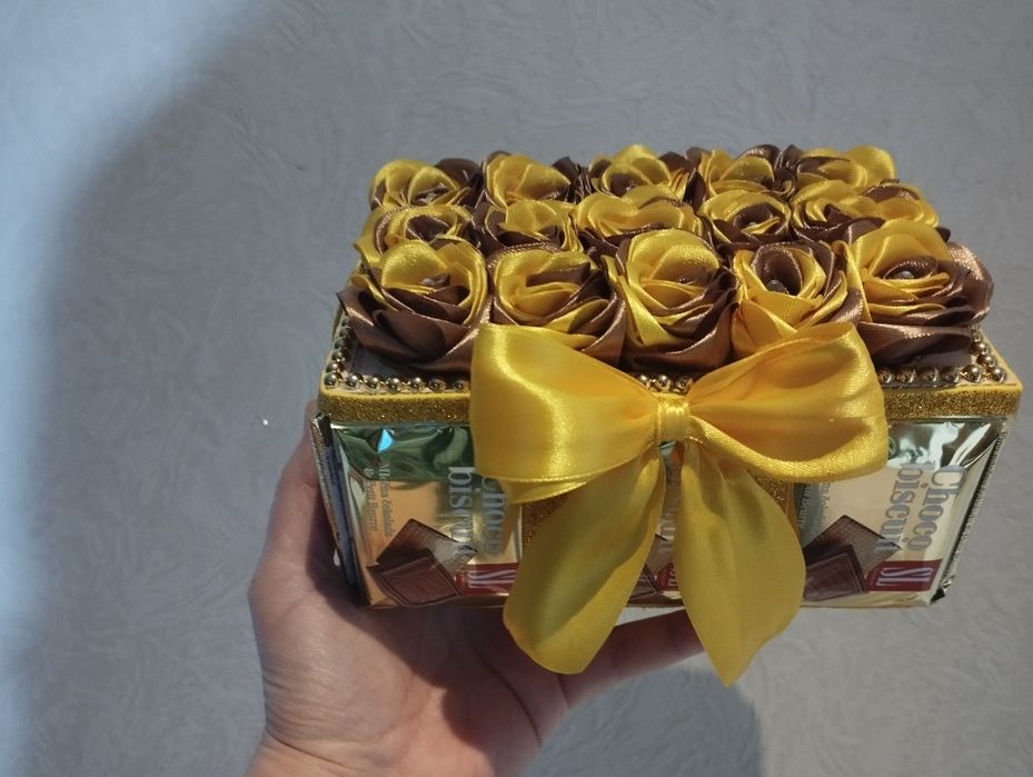 Уникален букет с бейби рози от сатенена панделка