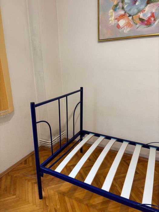 Pat schelet metalic, pentru o persoana, este impreuna cu somiera.
