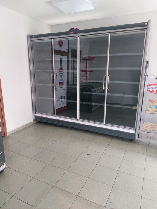 Продавам Хладилна Крайстенна Витрина