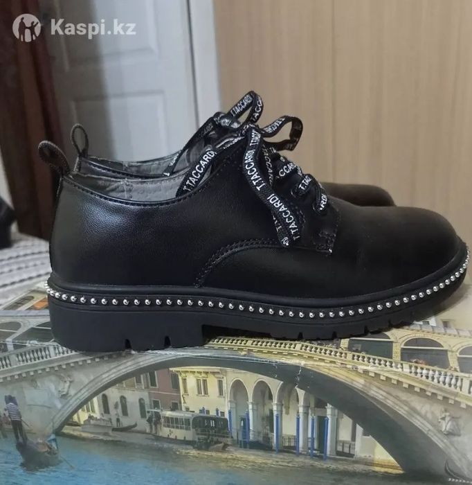 Срочно продам детские полуботинки для девочки