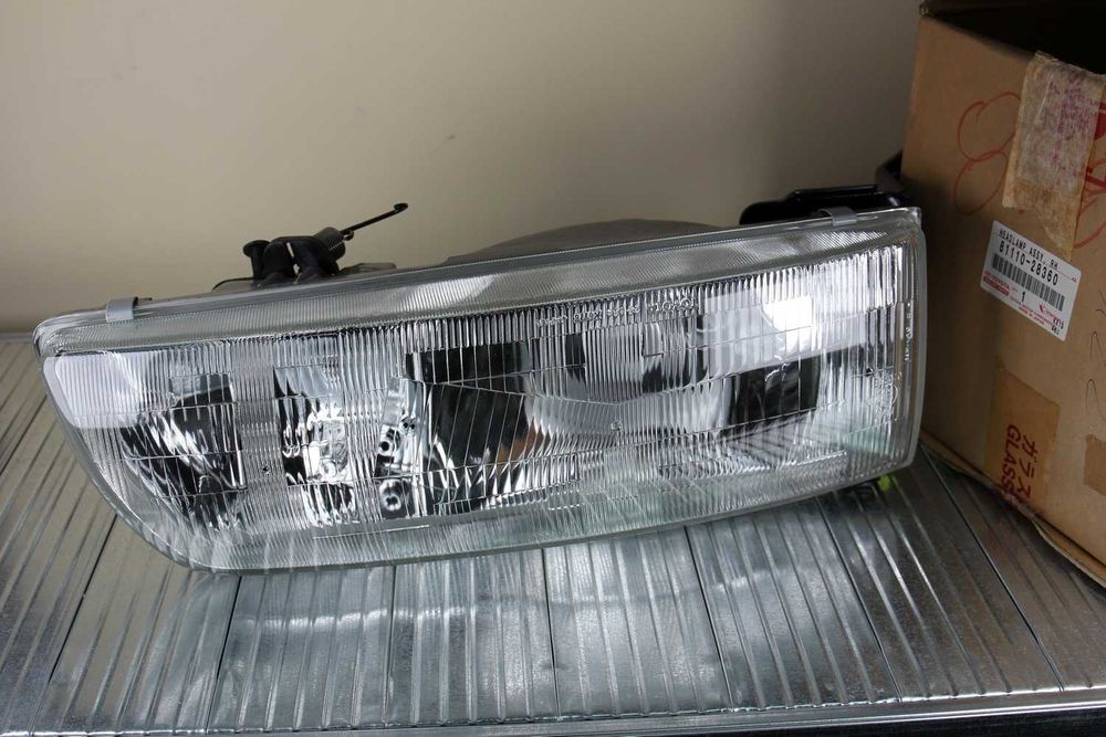 Оригинален ляв сОригинален десен фар Toyota Previa