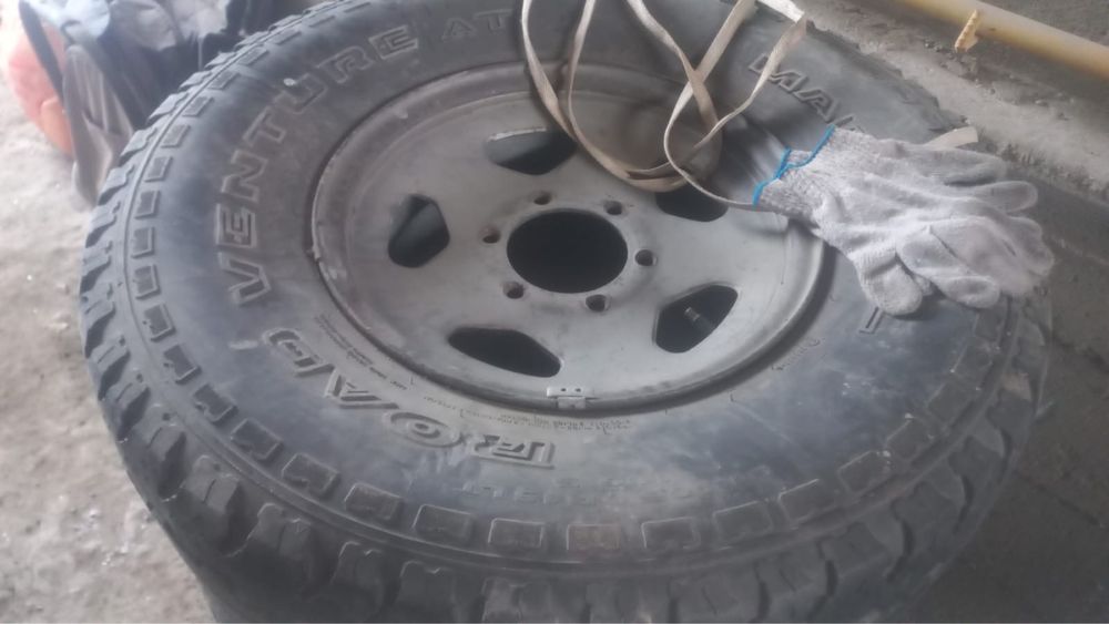 Шины с дисками на внедорожник.