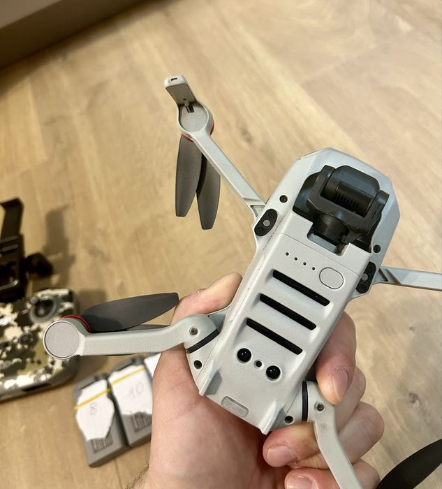 Продавам DJI Mini 2 SE с контролер и 3 батерии.