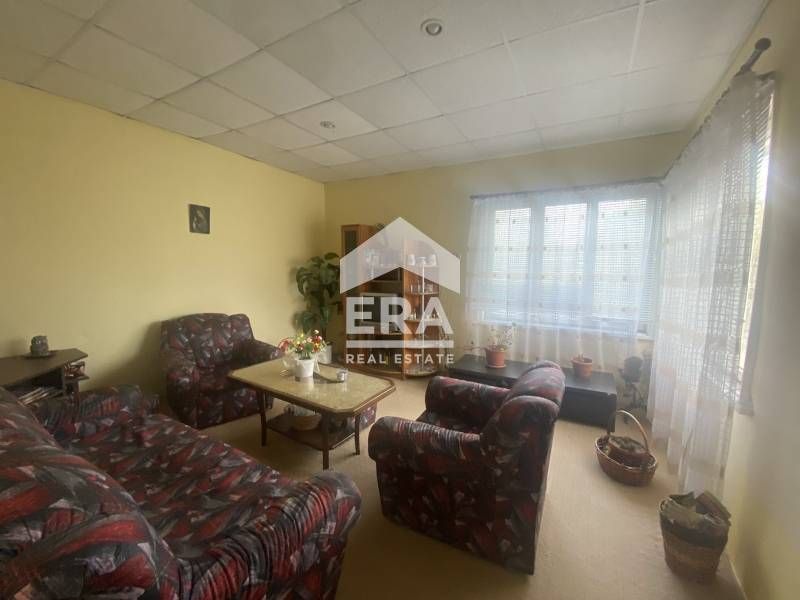 Ексклузивна двуетажна къща за продажба за целогодишно живеене с басейн