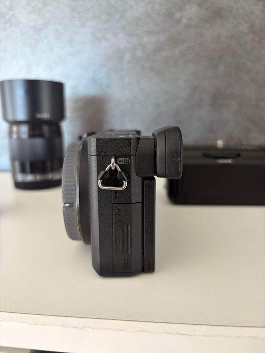 Sony a6500 + sony 50 mm f1.8 комплект с 3 батерии и грип