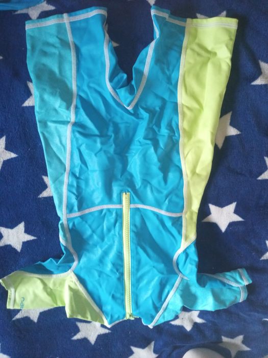 Vând costum baie 4 ani