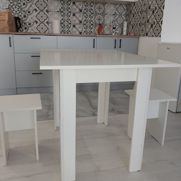 Новые кухонные столы и табуретки.